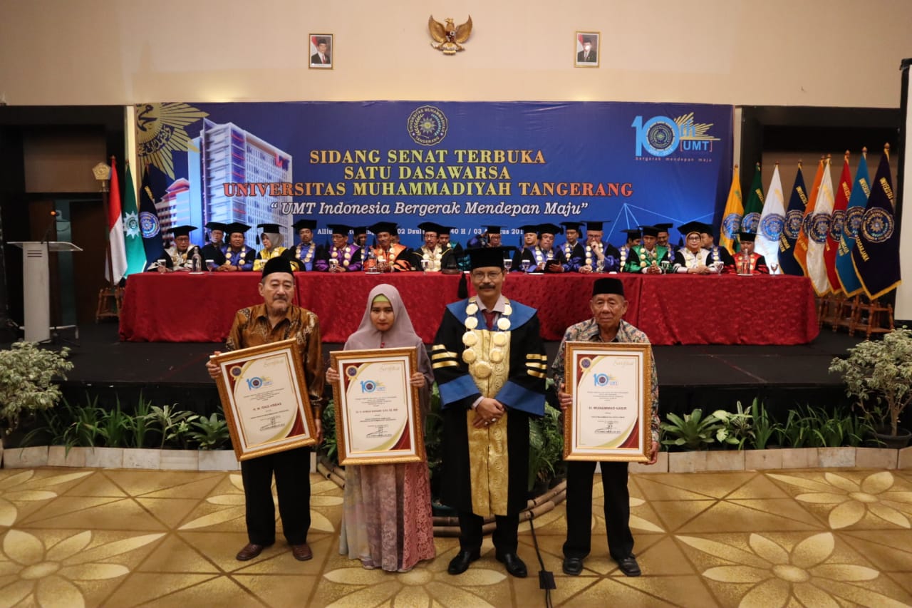 Pemberian cenderamata kepada tokoh muhammadiyah Kota Tangerang.